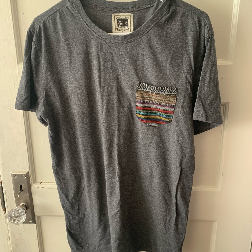 Gray men’s tee with colored pocket size m